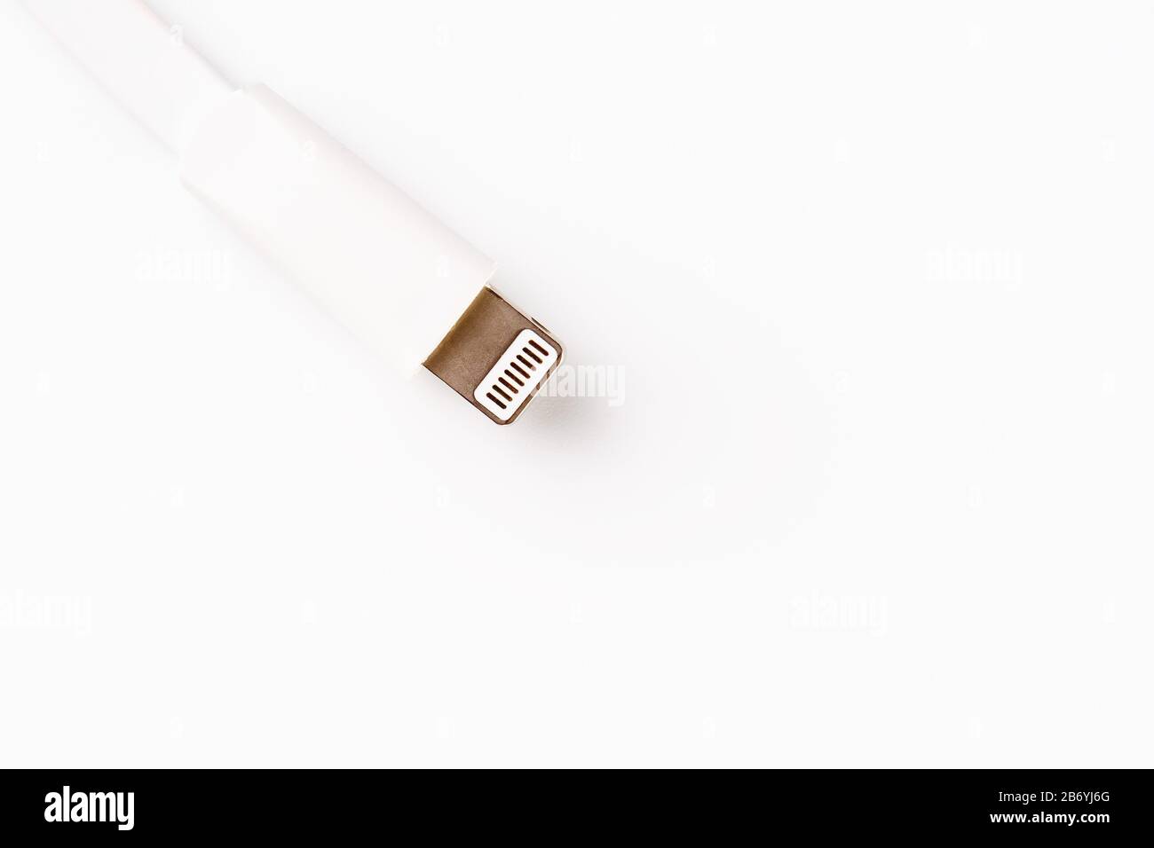 Connettore fulmine su sfondo bianco. Si tratta di un connettore proprietario utilizzato per collegare i dispositivi mobili a computer host noti. Foto Stock