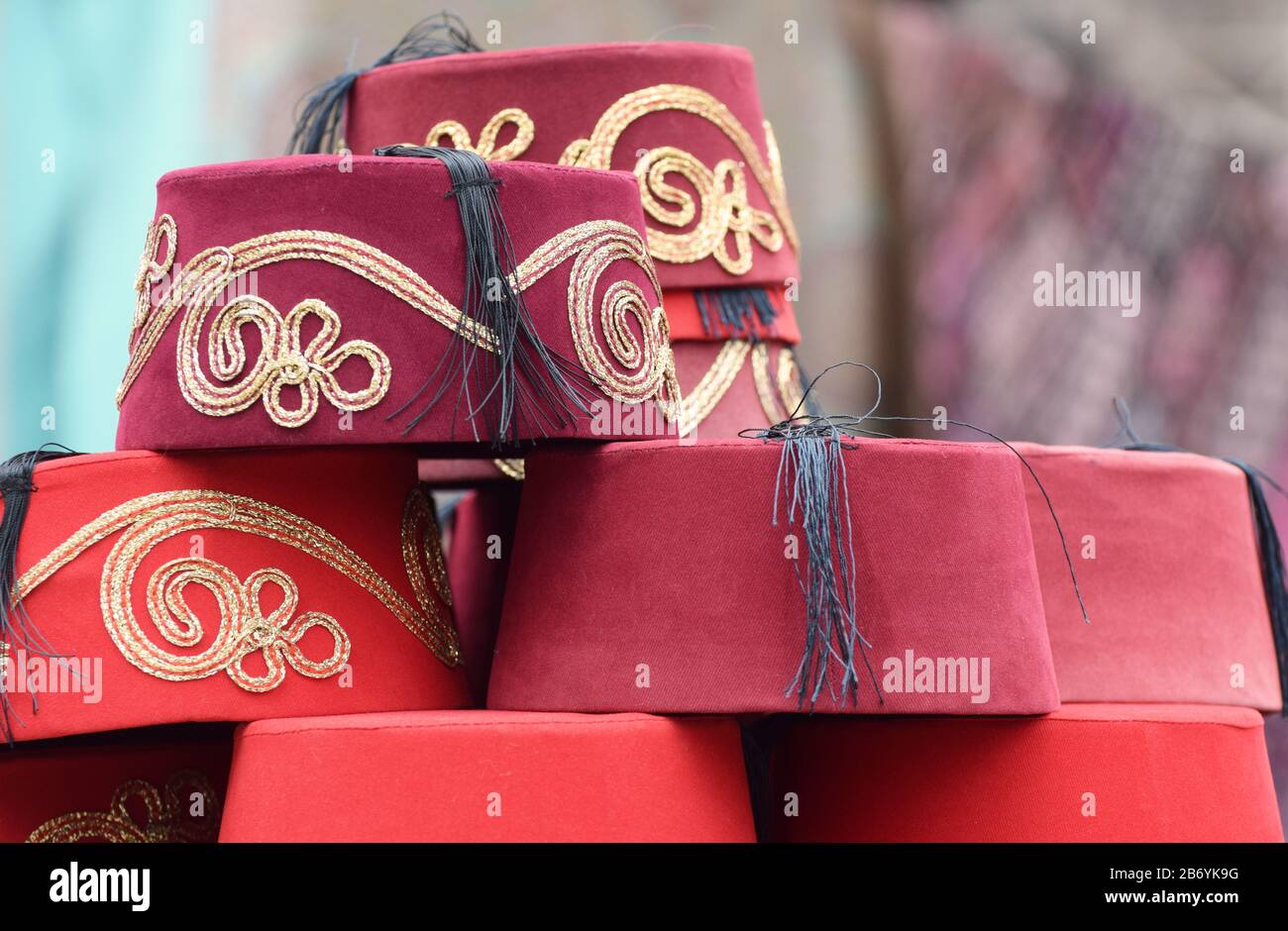 Un mucchio di tradizionali cappelli fez in un mercato a Istanbul, Turchia Foto Stock