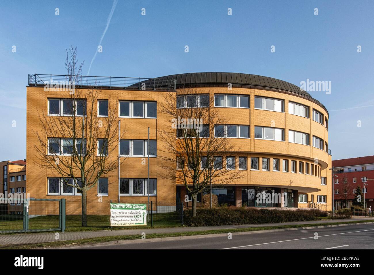 Edificio di uffici governativi - assicurazione sociale per l'agricoltura forestale e orticoltura a Hönow, Hoppegarten, Brandeburgo, Germania Foto Stock