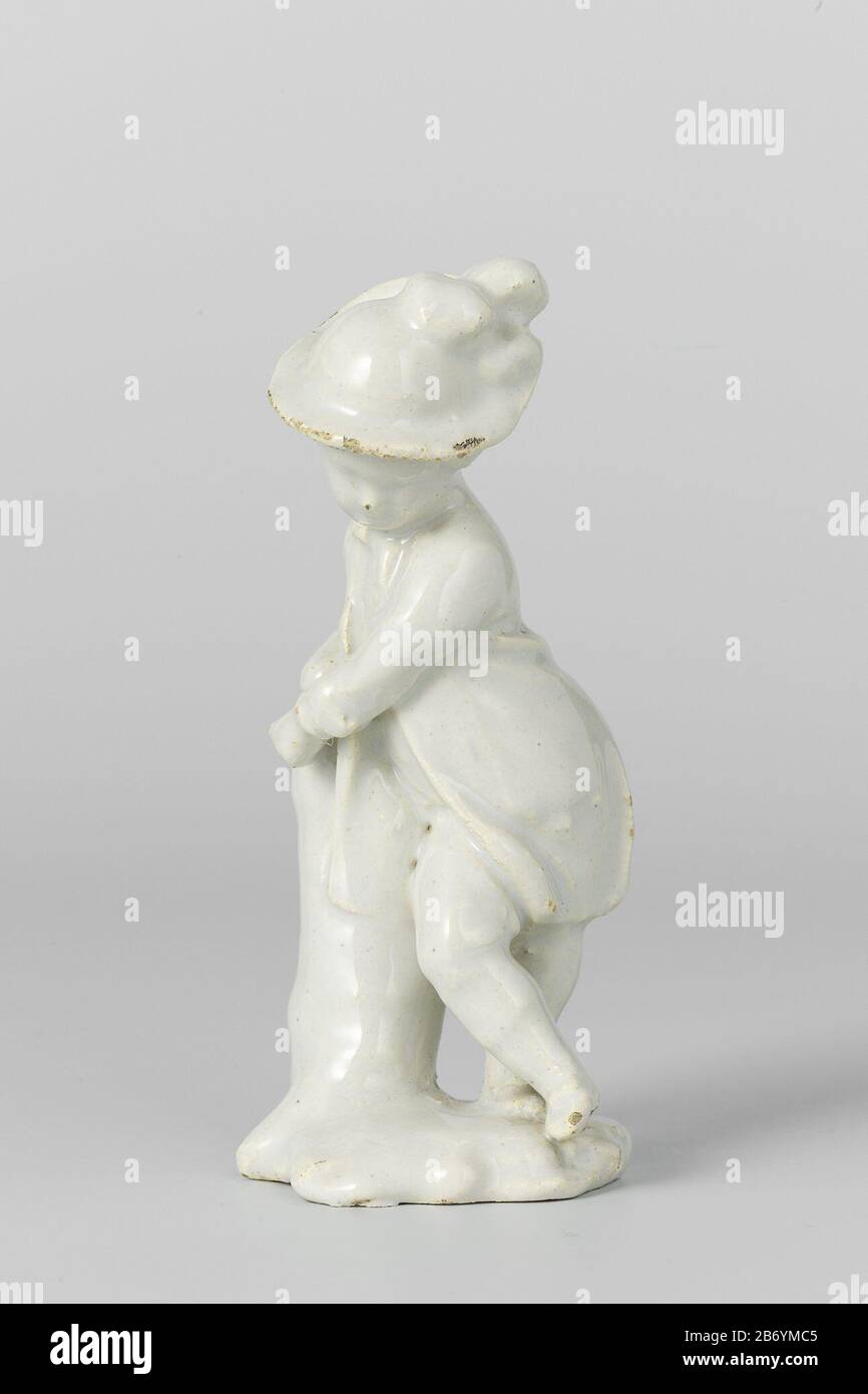 Kinderfiguur Kinderfiguur van faience, voorstellende een jongen geleund tegen een boomstronk. Con geglazuurd. Produttore : anoniemPlaats fabbricante: Delft Dating: CA. 1755 - ca. 1780 Materiale: Faience dimensioni: H 11,5 cm. × b 5 cm. Foto Stock