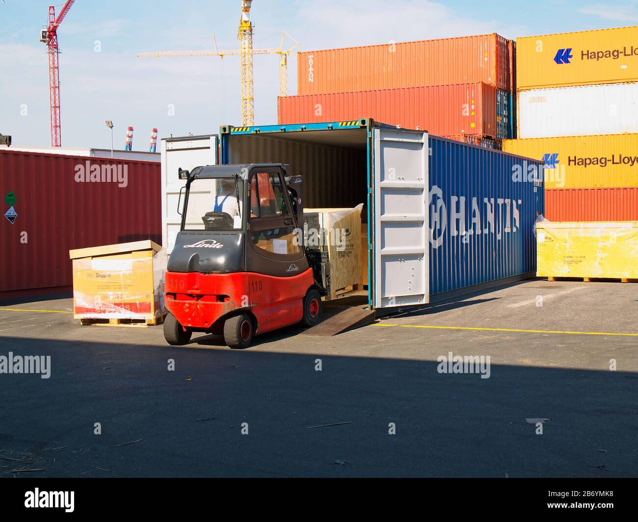 Riempimento di un contenitore presso il terminale CTT Container Tollerort e il centro di imballaggio DCP Container nel porto di Amburgo, Germania. Foto Stock