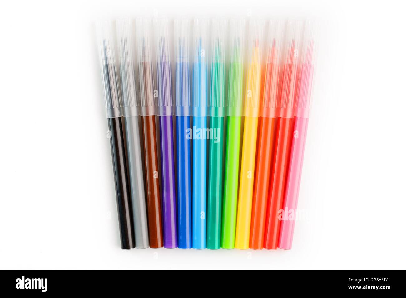 Penne multicolore con punte in feltro, pennarelli su sfondo isolato bianco. Rainbow Colors piano generale, vista dall'alto. Foto Stock