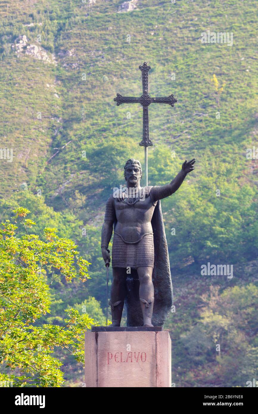Statua di Pelagio delle Asturie, conosciuta in spagnolo come Pelayo at, Covadonga, Asturie, Spagna. Pelagio delle Asturie, circa 685 - 737, wh nobile visigoto Foto Stock