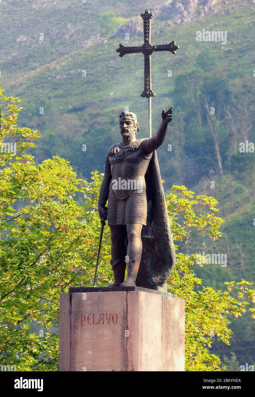 Statua di Pelagio delle Asturie, conosciuta in spagnolo come Pelayo at, Covadonga, Asturie, Spagna. Pelagio delle Asturie, circa 685 - 737, wh nobile visigoto Foto Stock