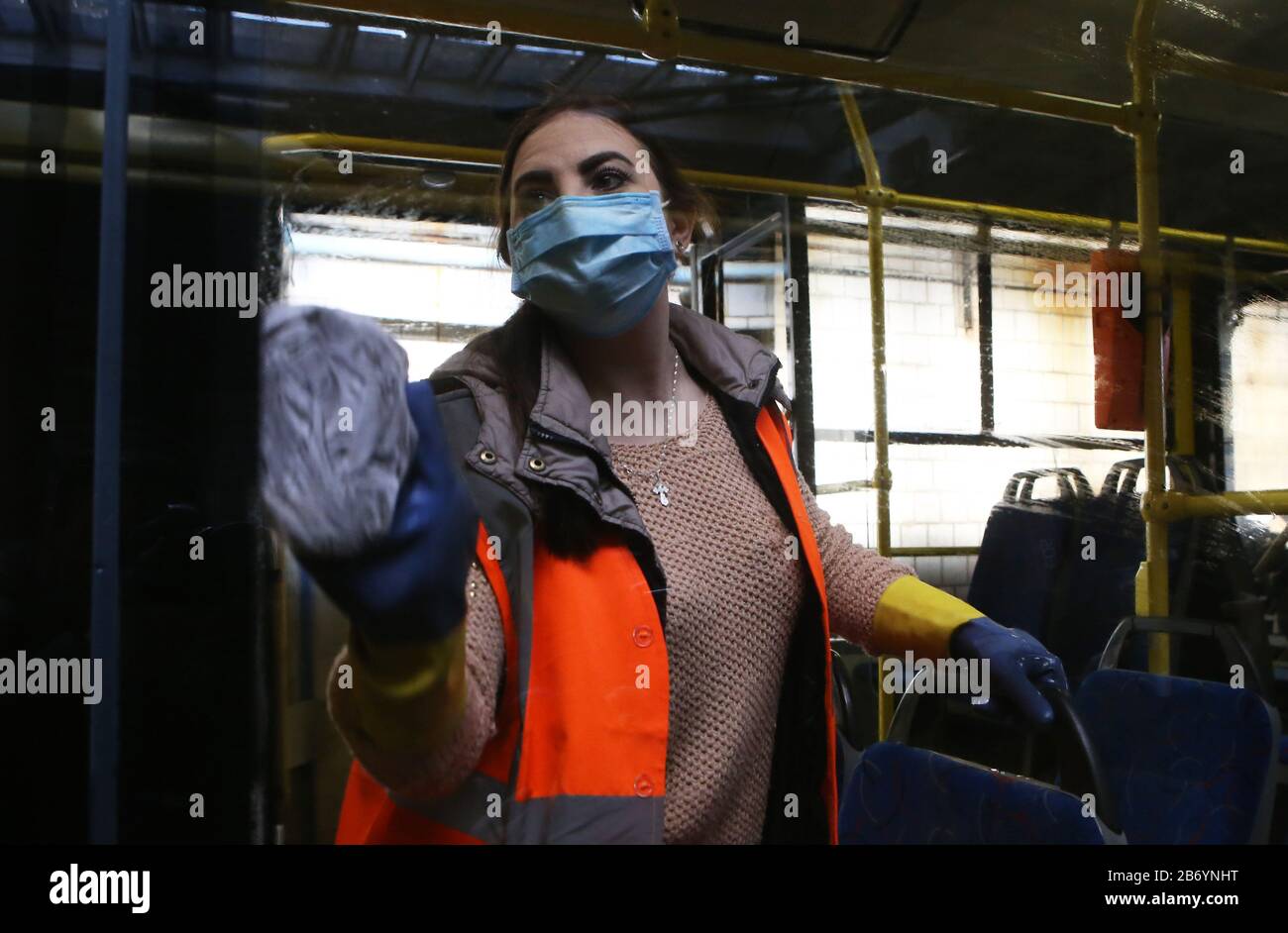 (200312) -- KIEV, 12 marzo 2020 (Xinhua) -- UN membro del personale disinfetta un autobus a Kiev, Ucraina, 12 marzo 2020. Le attività nelle scuole e gli eventi di massa saranno limitati a Kiev a partire da giovedì per evitare la possibile diffusione del romanzo coronavirus, il sindaco della capitale ha detto il Mercoledì. Il trasporto pubblico funzionerà come al solito e i veicoli vengono disinfettati due volte al giorno, ha detto il sindaco, esortando i residenti a non prendere panico e visitare immediatamente il medico una volta che si sente malamente. Attualmente, solo un caso di coronavirus è stato confermato in Ucraina, nella città di Chernivtsi. Un totale di 43 persone sono sus Foto Stock