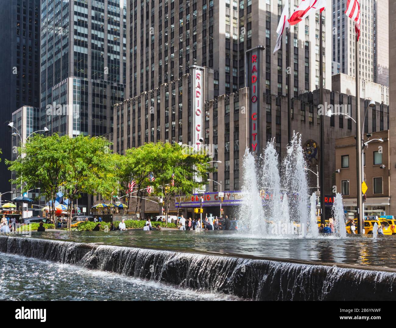 Radio City visto sopra la fontana in Sixth Avenue, New York, New York state, Stati Uniti d'America. Foto Stock
