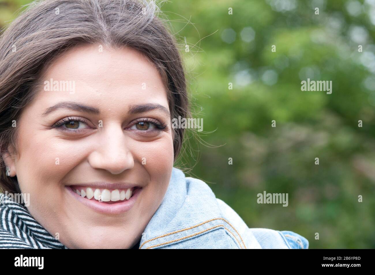 Ritratto ravvicinato di bella giovane donna sorridente Foto Stock