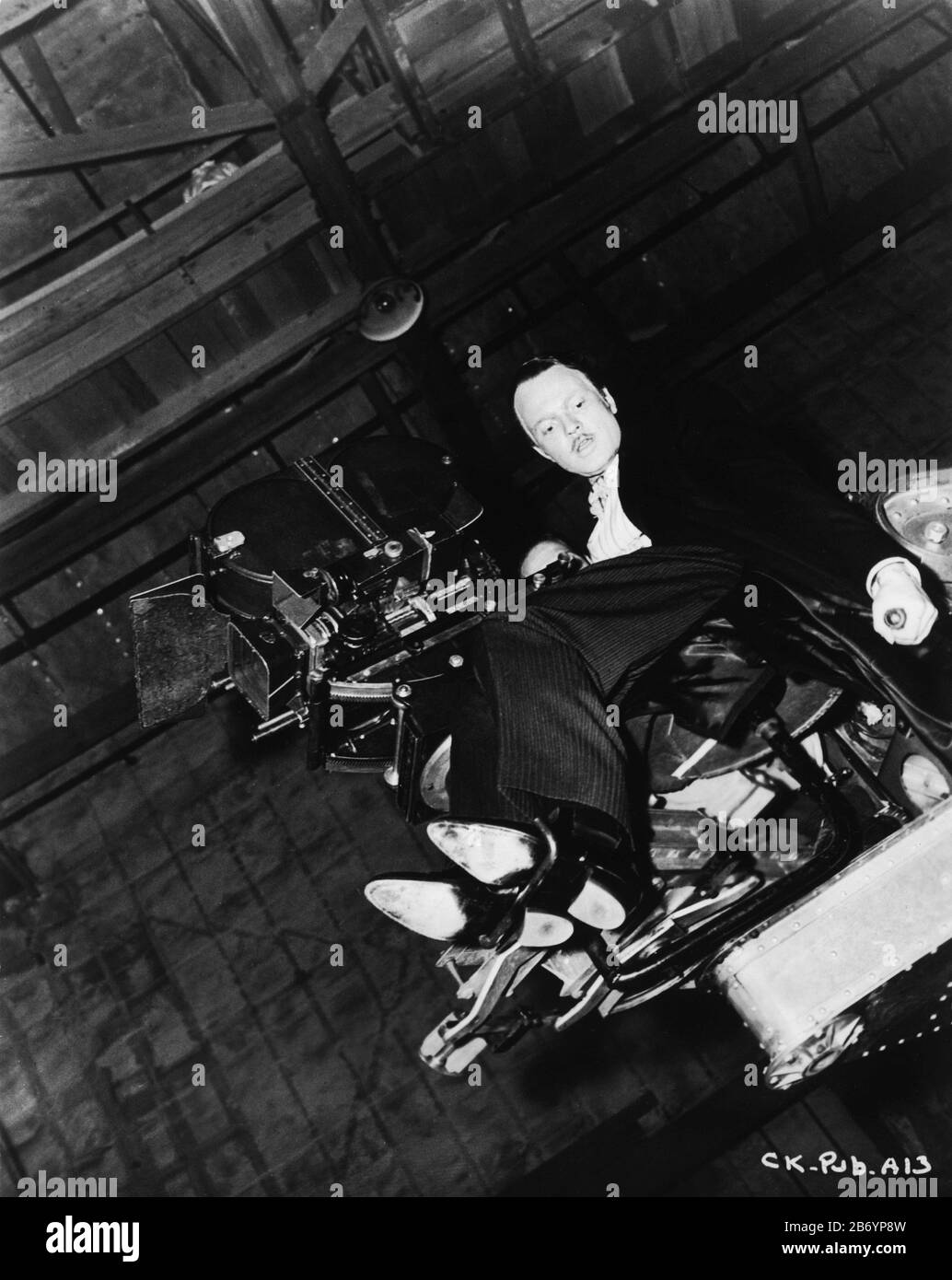 Orson WELLES in costume come mezzo invecchiato Charles Foster Kane su macchina gru riprese CITTADINO KANE 1941 regista Orson Welles sceneggiatura Herman J. Mankiewicz e Orson Welles musica Bernard Herrmann Mercury Productions / RKO radio Pictures Foto Stock