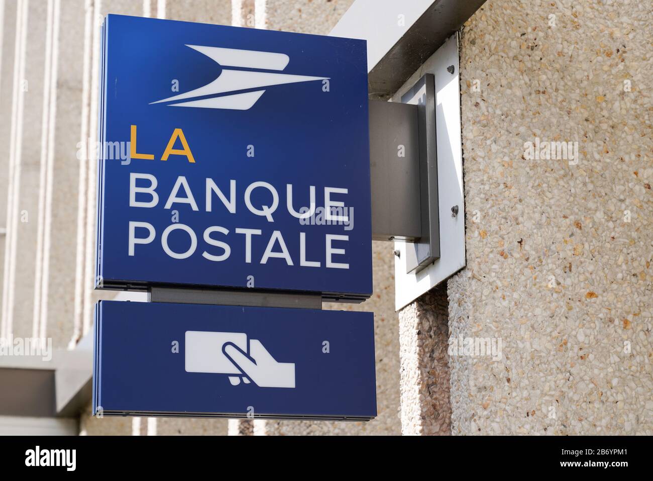 Bordeaux , Aquitaine / Francia - 09 26 2019 : la Banque postale signboard negozio ufficio banca francese post negozio segno Foto Stock