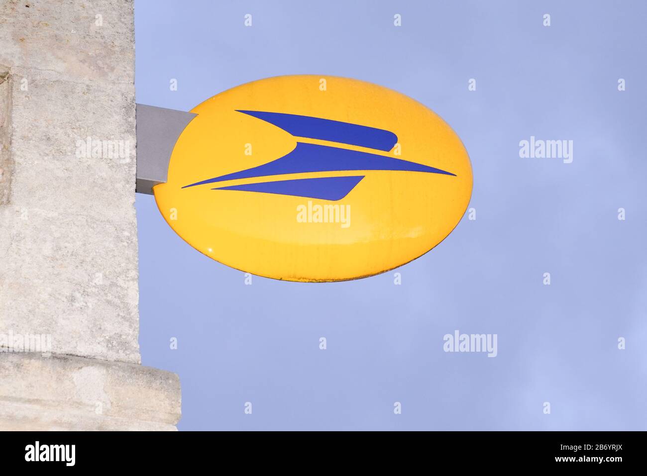 Bordeaux , Aquitaine / Francia - 01 15 2020 : la poste ufficio negozio di logo posto francese sulla facciata dell'edificio Foto Stock