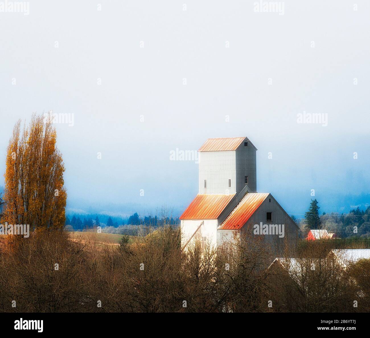 Nuvole basse danno il posto alla luce del sole sul paesaggio agricolo autunno paese in Oregon rurale Foto Stock