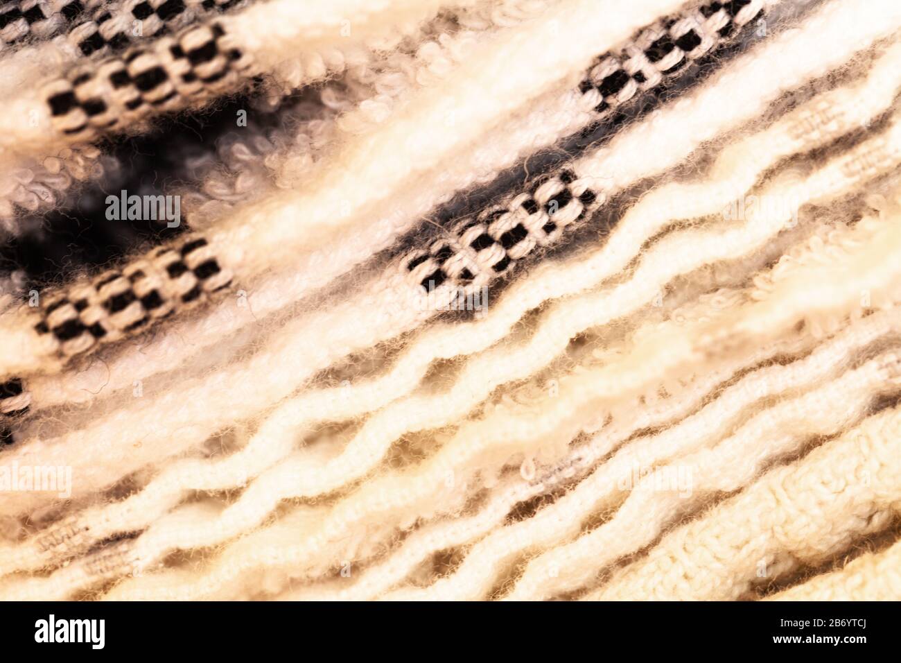 Immagine ravvicinata dei panni piegati in bianco Foto Stock