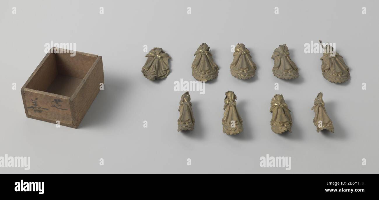 Kist met subacquei, negen koperen ornamenten Kist met subacquei, negen koperen ornamenten.Vervaardiging Appuntamenti: 1000 - 2000 kenmerken Fisici: Hout en koper Materiale: Hout koper dimensioni: Kist: H 10,5 cm. B 13 cm. × d 7 cm. ornamento: h 6 cm. b 11 cm. Foto Stock