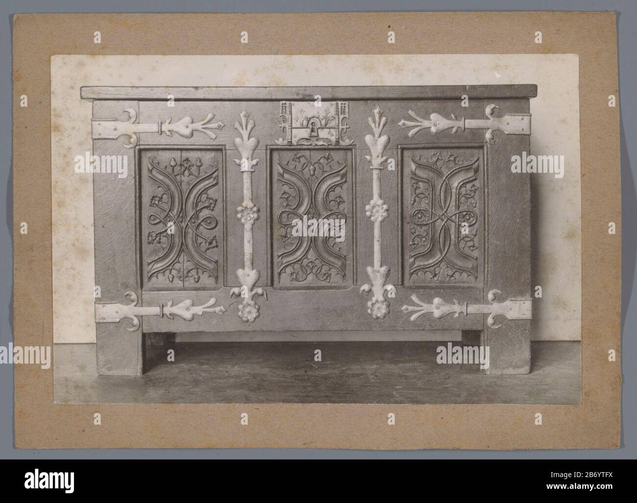 Kist gedecoreerd met plantmotieven Box decorato con motivi vegetali tipo di oggetto: Immagine numero articolo: RP-F 00-8536 Iscrizioni / marchi: Collector's mark, verso, timbrato: 'Art Institute-Technical Education Gabriel Metsu Street No. 16 Amsterdam' collector's mark , vero, timbrato 'Quellinusschool French Halsstraat 14.' Produttore : fotografo: Anonimo Data: CA. 1875 - ca. 1900 Materiale: Carta Tecnica: Opaco daglichtcollodiumzilverruk dimensioni: Foto: H 104 mm × W 158 mmToelichtingzie per immagini simili RP-F 00-8476. Oggetto: Cassa, ornamento di bara derivato da formiD di pianta Foto Stock Kist gedecoreerd met plantmotieven Box decorato con motivi vegetali tipo di oggetto: Immagine numero articolo: RP-F 00-8536 Iscrizioni / marchi: Collector's mark, verso, timbrato: 'Art Institute-Technical Education Gabriel Metsu Street No. 16 Amsterdam' collector's mark , vero, timbrato 'Quellinusschool French Halsstraat 14.' Produttore : fotografo: Anonimo Data: CA. 1875 - ca. 1900 Materiale: Carta Tecnica: Opaco daglichtcollodiumzilverruk dimensioni: Foto: H 104 mm × W 158 mmToelichtingzie per immagini simili RP-F 00-8476. Oggetto: Cassa, ornamento di bara derivato da formiD di pianta Foto Stock