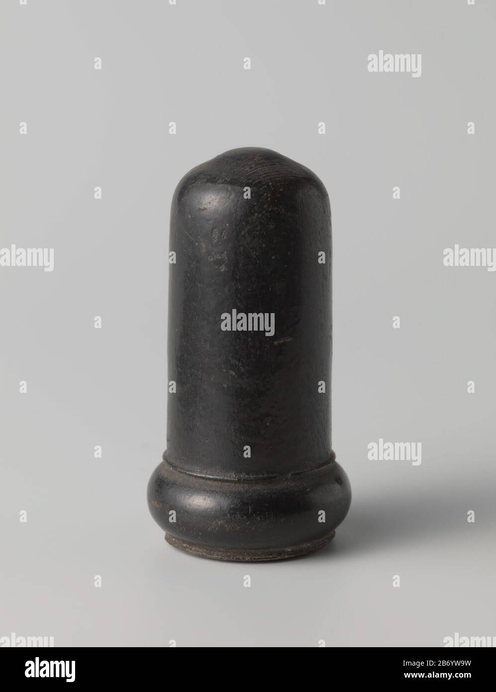Klarinet mondstuk kap Klarinet mondstuk cap om rieten te beschermen. Horend bij vijf dekstukken (BK-NM-11430-124-A t/m BK-NM-11430-124-F). Produttore : anoniem Dating: CA. 1800 - ca. 1850 Materiale: Hout dimensioni: H 7,0 cm. × d 3,5 cm. Foto Stock