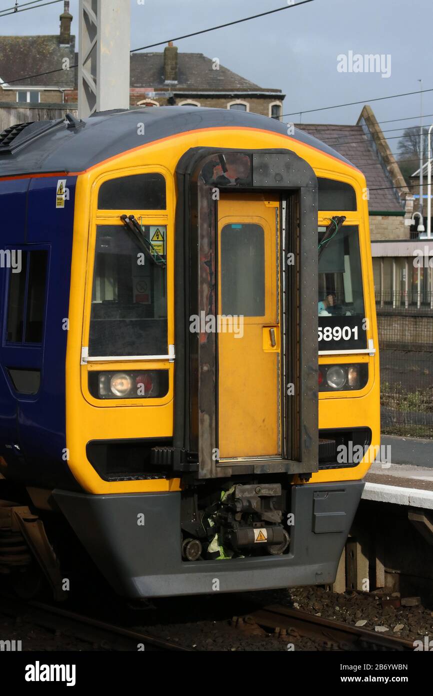 Classe 158 treno a più unità diesel gestito da Northern alla piattaforma 1 nella stazione ferroviaria di Carnforth mercoledì 11 marzo 2020. Foto Stock