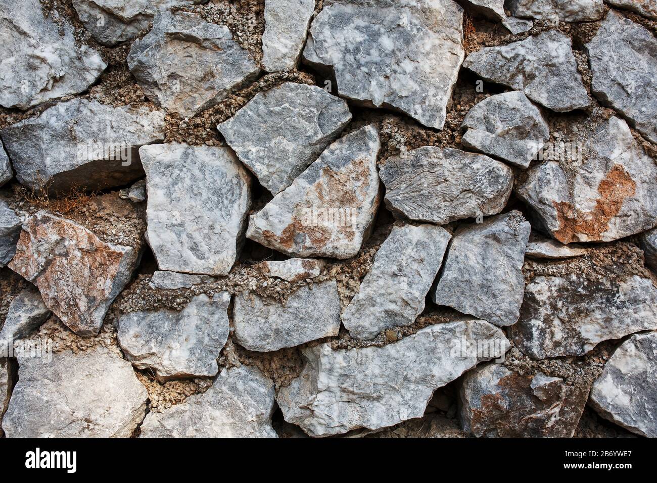 Antica parete di pietre grigie, come sfondo, substrato. Edifici antichi, struttura Foto Stock