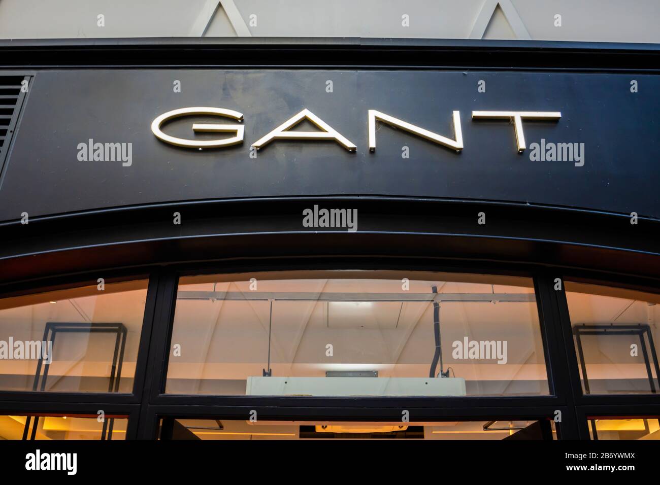 Nome bordo di Gant, rivenditore di vestiti, sopra il negozio di fronte al  centro commerciale Gunwharf Quays, Portsmouth, Hampshire, costa sud  Inghilterra Foto stock - Alamy