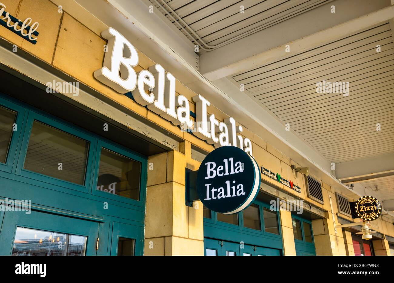 L'esterno e il nome del ristorante italiano Bella Itaia nel centro commerciale Gunwharf Quays, Portsmouth, Hampshire, costa sud Inghilterra Foto Stock