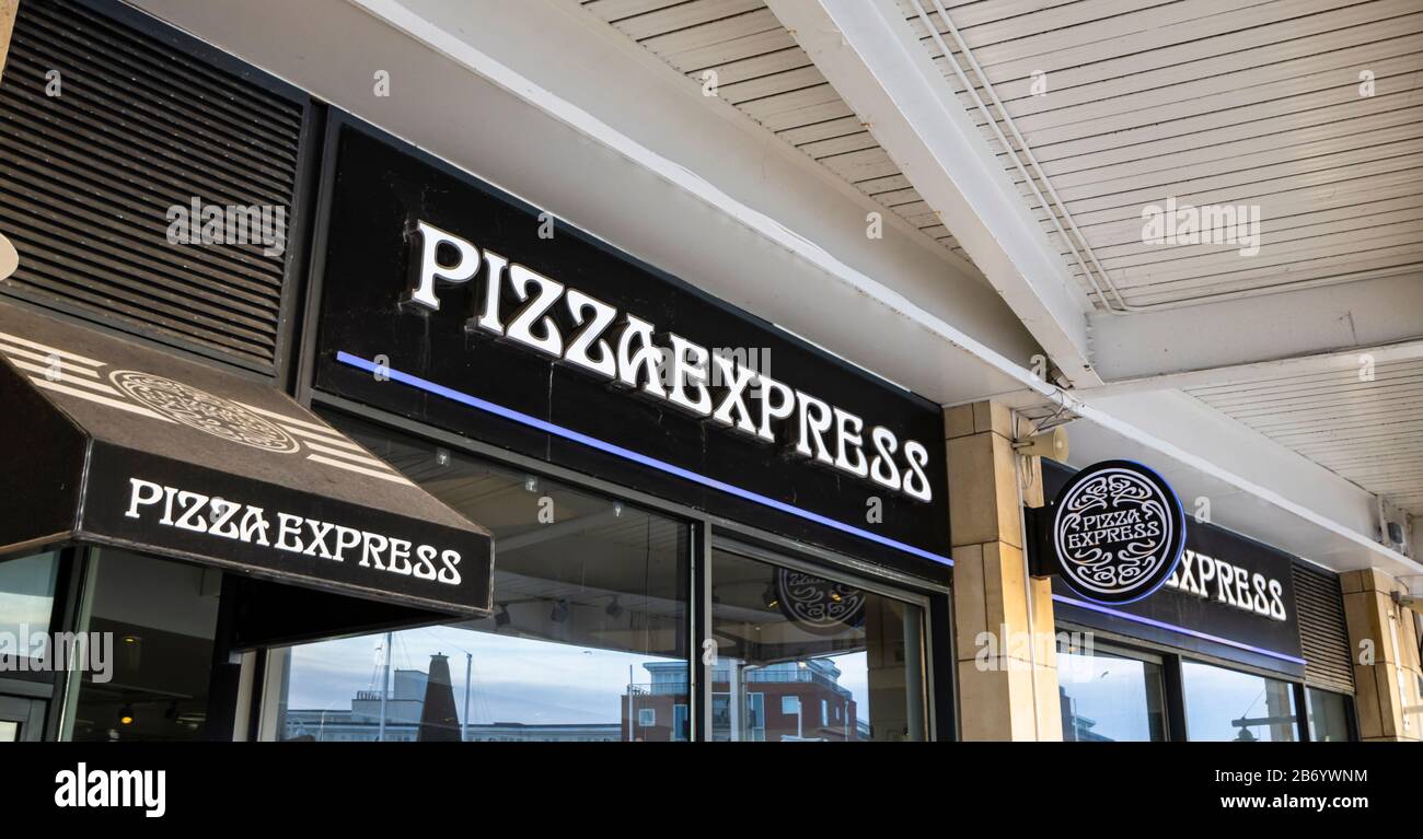 L'esterno e il nome del ristorante italiano Pizza Express nel centro commerciale Gunwharf Quays, Portsmouth, Hampshire, costa sud Inghilterra Foto Stock