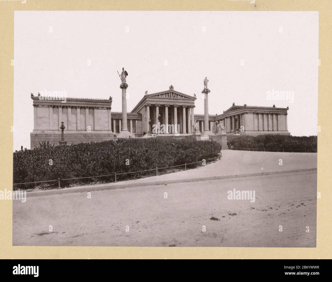 Klassieke universiteit in Athene G 31 De universiteit Athene (titel op Object) Griekenland (seriettel) un edificio classico su entrambi i lati della scala due colonne che mostrano la sinistra e destra Apollo Atene. La foto fa parte della serie di Griekenland. Produttore raccolto da Richard Polak: Fotografo: Anonimo luogo produzione: Fotografo: Athens Paesi Bassi datazione: CA. 1895 - ca. 1915 caratteristiche Fisiche: Materiale di copiatura: Carta carta cartone Tecnica: Misure di pressione leggera: Foto: H 221 mm × W mmblad 293: H 461 mm × W 550 mm Foto Stock