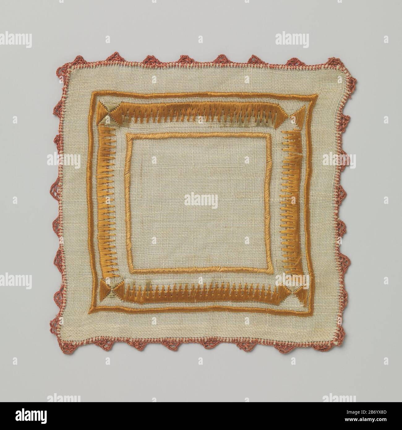Kleed van écru kaasdoek (?) ha incontrato kleurig borduurwerk in floszijde. Stijf patroon ha incontrato alleen rand van tandvormig in elkaar passende oranje en groene satijnsteek. Afgewerkt met rozerood haakwerk. Rotterdam, ca. 1920-1930. Toestand: Bijna alle groene floszijde weggesleten. Produttore : Industrieschool De WindroosPlats fabbricante: Rotterdam Dating: CA. 1920 - ca. 1930 Materiale: Linnen zijde Techniek: Satijnsteek / borduren dimensioni: H 14,5 cm. × b 14,5 cm. Foto Stock