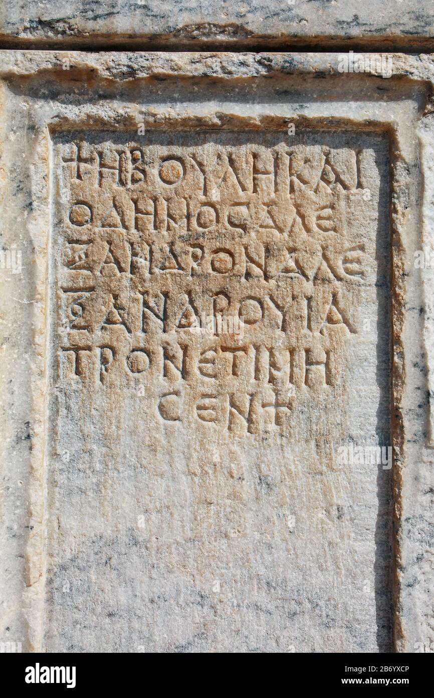 Piastra in pietra con iscrizioni nell'antica città di Hierapolis. Turchia Foto Stock