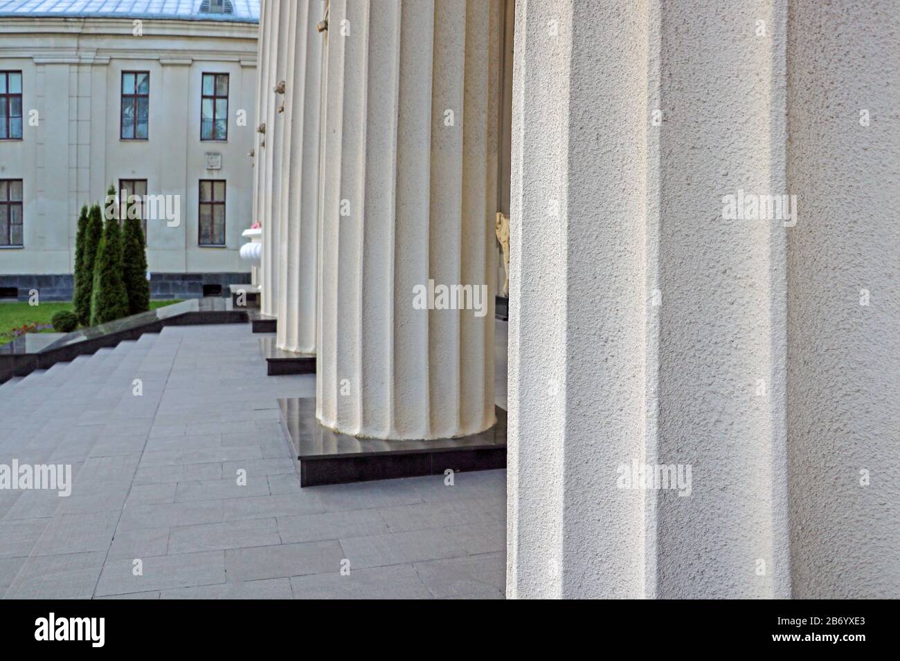 Grandi colonne di cemento di un vecchio edificio, sfondo Foto Stock