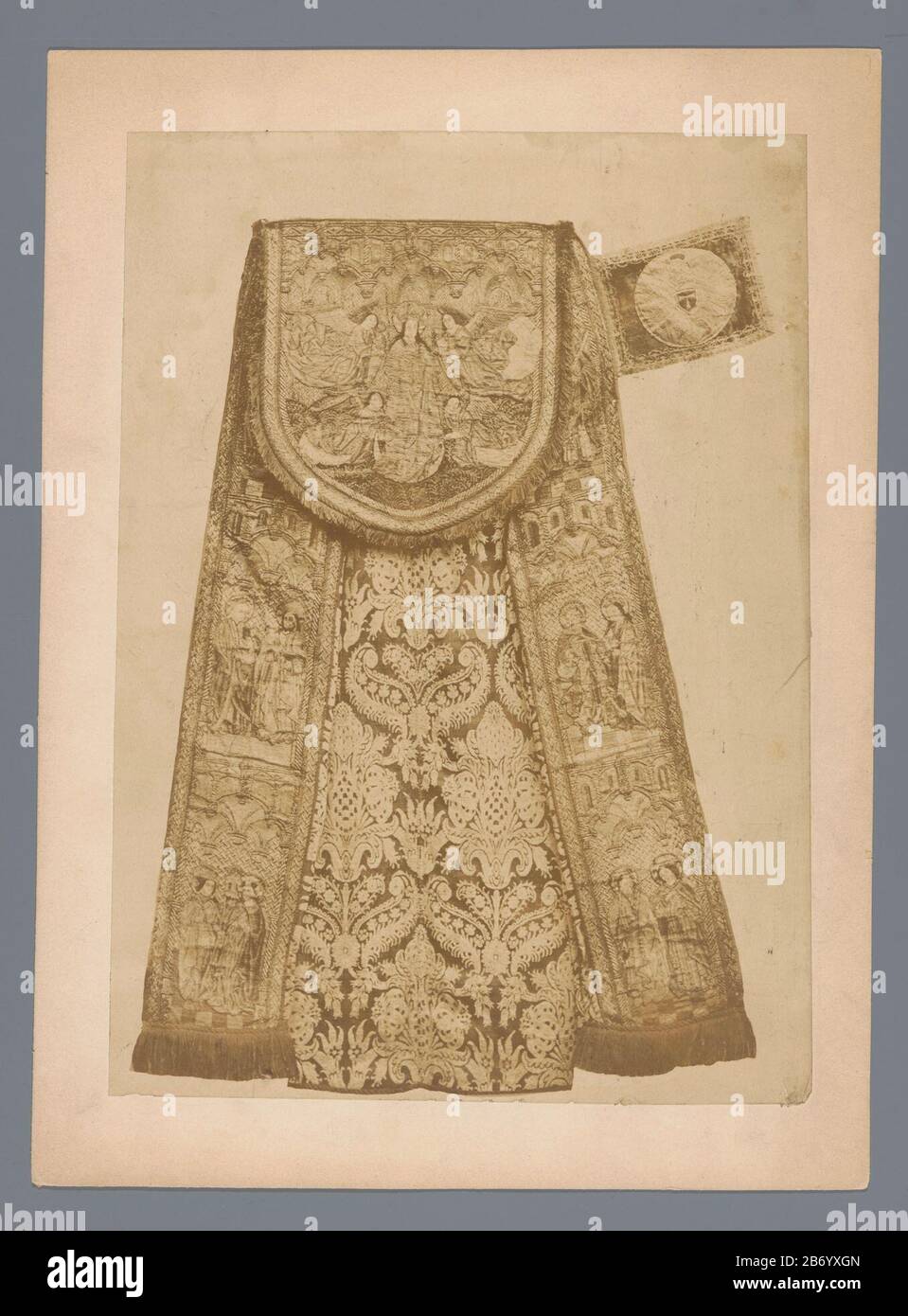 Kleed, vermoedelijk een kazuifel Dress, presumibilmente un tipo di oggetto casuble: Picture numero articolo: RP-F 00-8589 Iscrizioni / marchi: Collector's mark, vero, stampato: Lugt 3937 Produttore : fotografo: Anonimo Data: CA. 1875 - ca. 1900 Materiale: Carta Tecnica: Pressione albumina dimensioni: Immagine: H 265 mm × W 186 mm Oggetto: ChasubleD Foto Stock