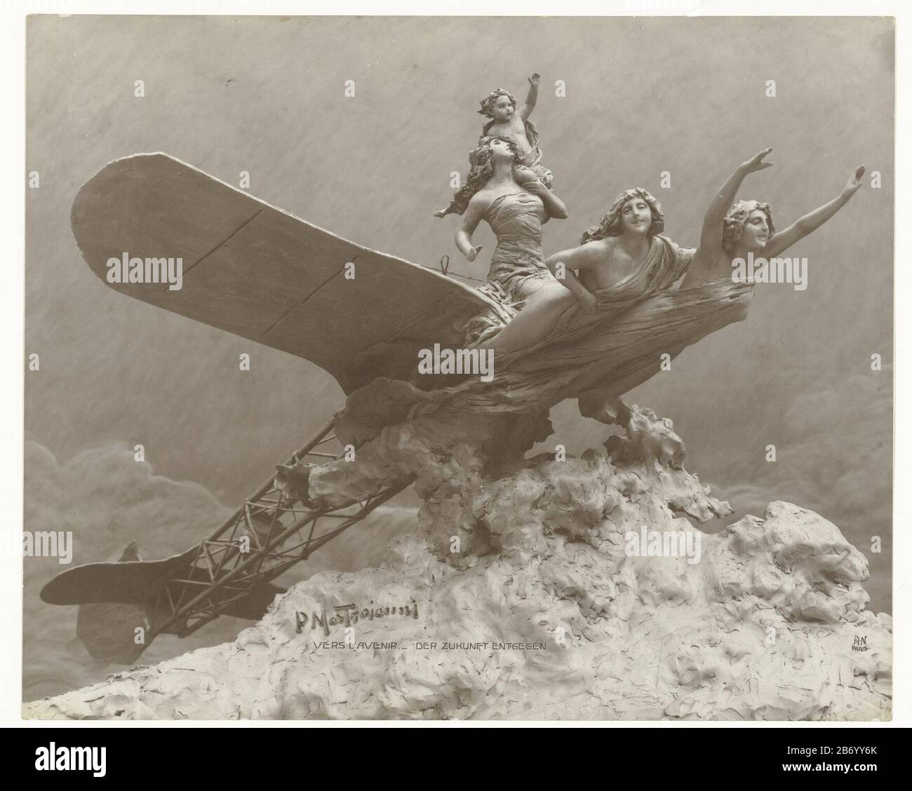 Kleisculptuur door P Mastroianni, 'Vers l'avenir' Vers l'avenir- Der zukunft entgegen (titel op object) Clay Sculpture di Peter Mastroianni, 'Vers l'avenir'Vers avenir.- Der zukunft entgegen (title object) Property Type: Item l'avenir-der F04345 ///////////////////////////////////////////////////////////////// Anonimo (proprietà quotata) Luogo di produzione: Parigi Data: 1890 - 1910 caratteristiche Fisiche: Gelatina argento materiale di stampa: Carta Tecnica: Gelatina argento dimensioni di stampa: H 218 mm × W 268 mm Foto Stock