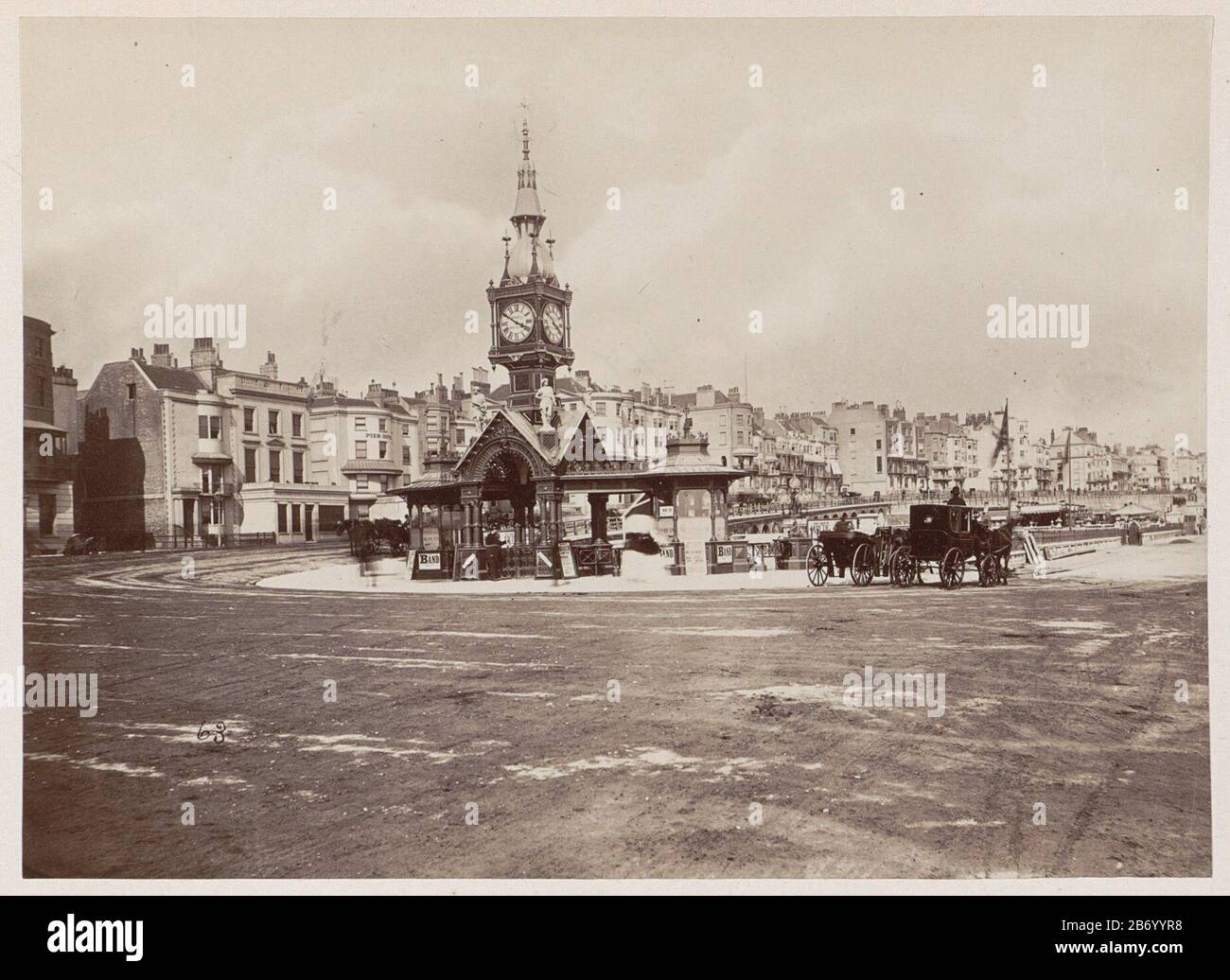 Klokkentoren van het Aquarium van Brighton, ernaast wachtende paardenkoetsen Aquarium Torre dell'Orologio Brighton (titel op Object) Onderdeel van Reisalbum Europese stedden, vermoedelijk Zweeds. Produttore : fotografaf: AnoniemPlats prodotto: Brighton datazione: 1878 - 1890 kenmerken Fisico: Albuminedruk Materiale: Fotopapier Techniek: Albuminedruk dimensioni: H 135 mm × b 189 mm Oggetto: Torre, torre di orologio  ornmentzoo monumentale (come luogo di ricreazione)veicolo a quattro ruote, disegnato da animali, ad esempio: taxi, trasporto, pullman (+ trasporto per il trasporto di persone) viale, viale, passeggiata, spianata (+ Foto Stock