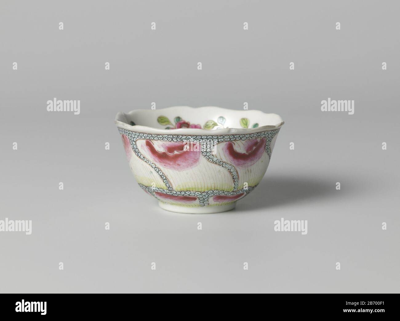 Klokvormige kop met golvende bloemblanderen op servetwerk en bloemtakken Klokvormige kop van porselein met gelobde rand, beschilderd op het glazuur in blauw, rood, roze, groen zwart. In het centrum een bloem met daaromatheen twee rijen met golvende bloemblanderen op een grond van servetwerk afgebeeld; de buitenzijde van de kop met drie bloemtakken. Famille rosa. Produttore : pottenbakker: AnoniemPlaats fabbricante: China Dating: CA. 1840 - ca. 1860School / stijl: Qing-dynasie (1644-1912) Kenmerken Fisico: Porselein met emailkleuren Materiale: Porselein glazuur email Techniek: Draaiend bewer Foto Stock
