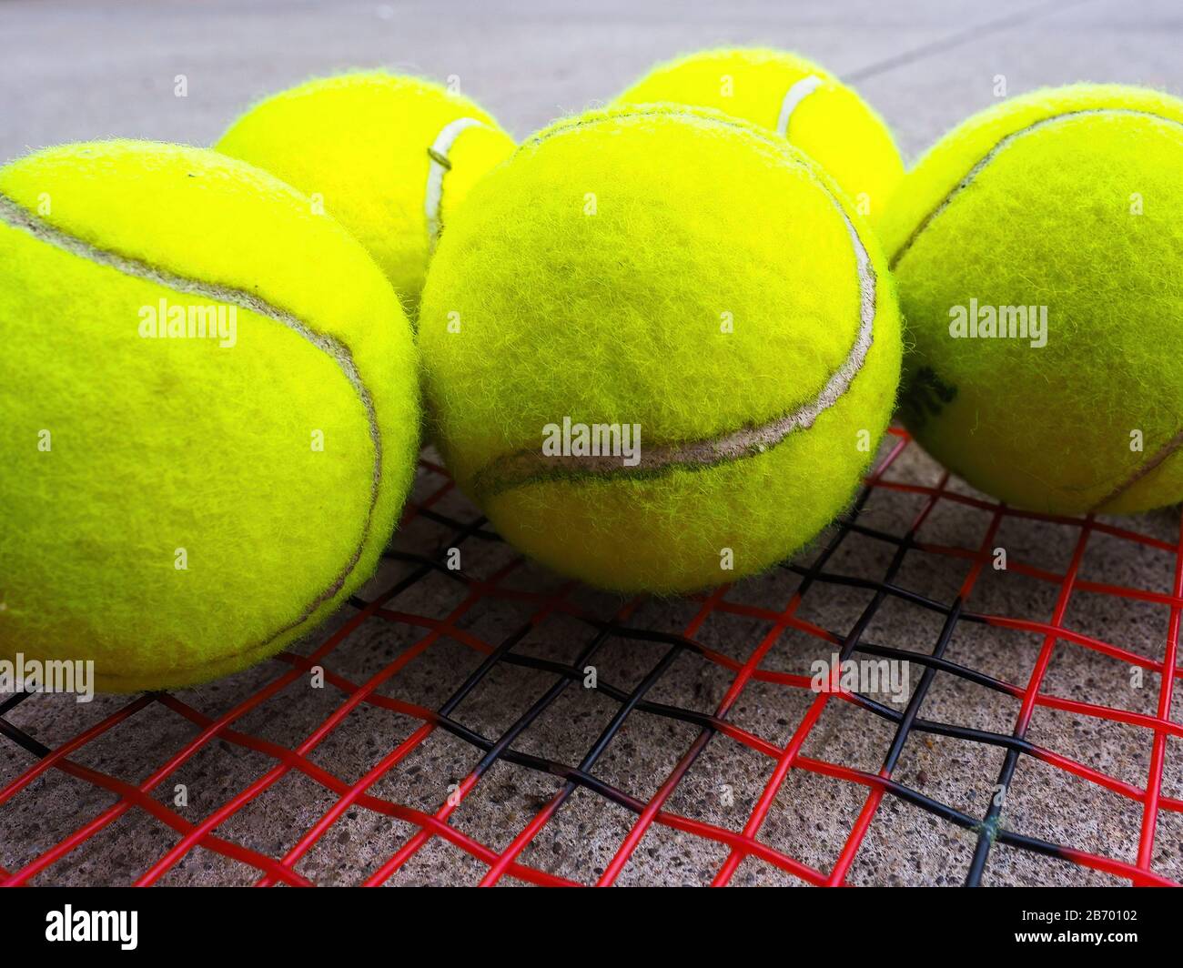 palle da tennis su racchetta Foto Stock