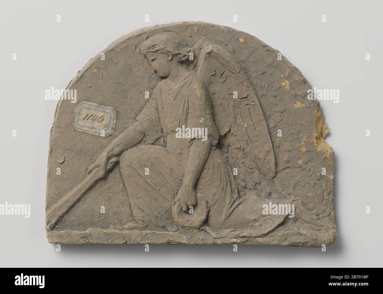 Knielende engel, Half rond Knielende engel, Half rond Oggetto tipo : beeldhoumwwerk Objectnummer: BK-18820 Produttore : beeldhoouwer: Eugène Lacomblé datazione: 1800 - 1950 Materiale: Kili dimensioni: H 1,3 cm. × b 16 cm. × d 12 cm. Foto Stock