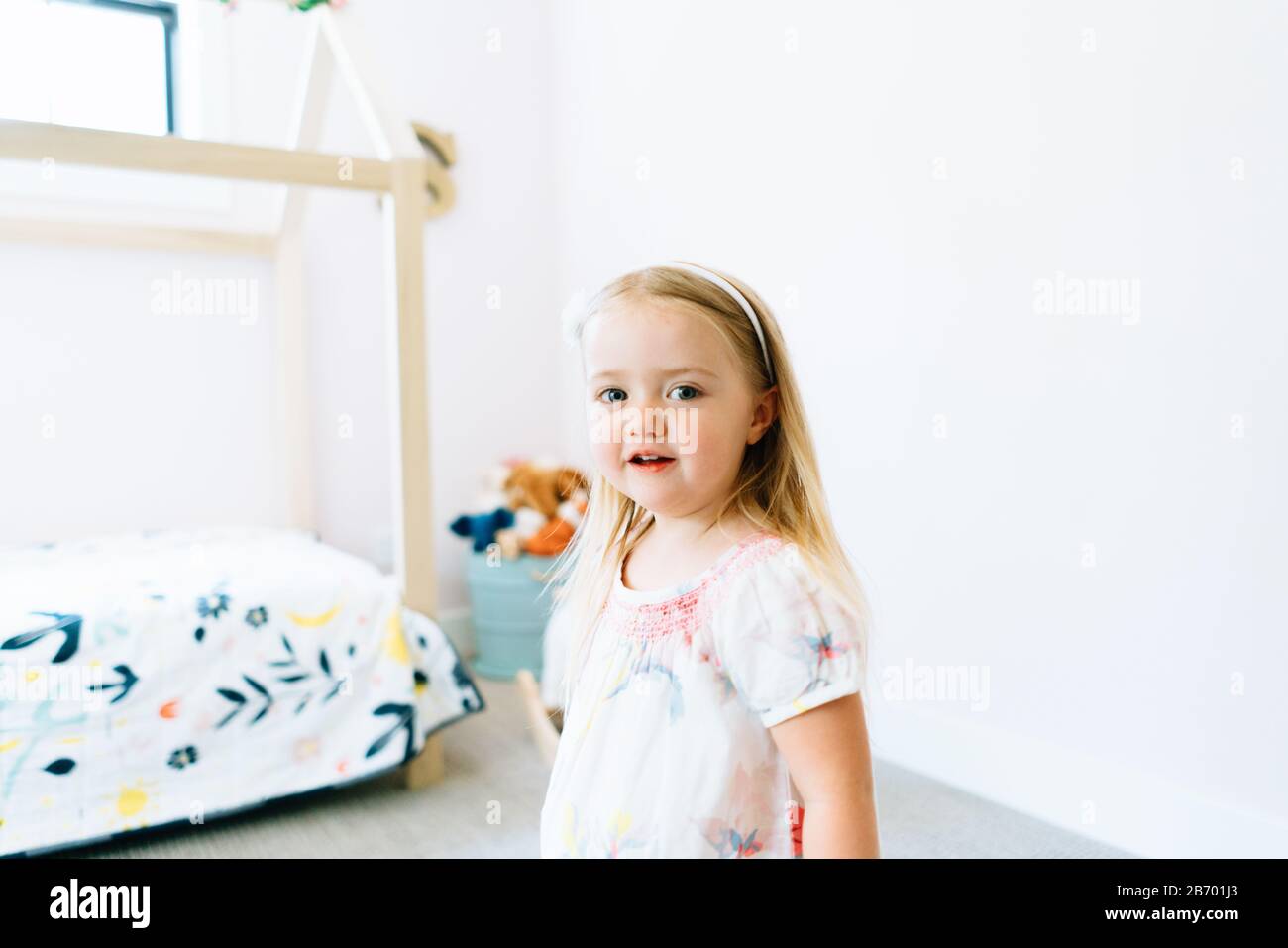 Ritratto di primo piano di una ragazza nella sua camera da letto moderna Foto Stock