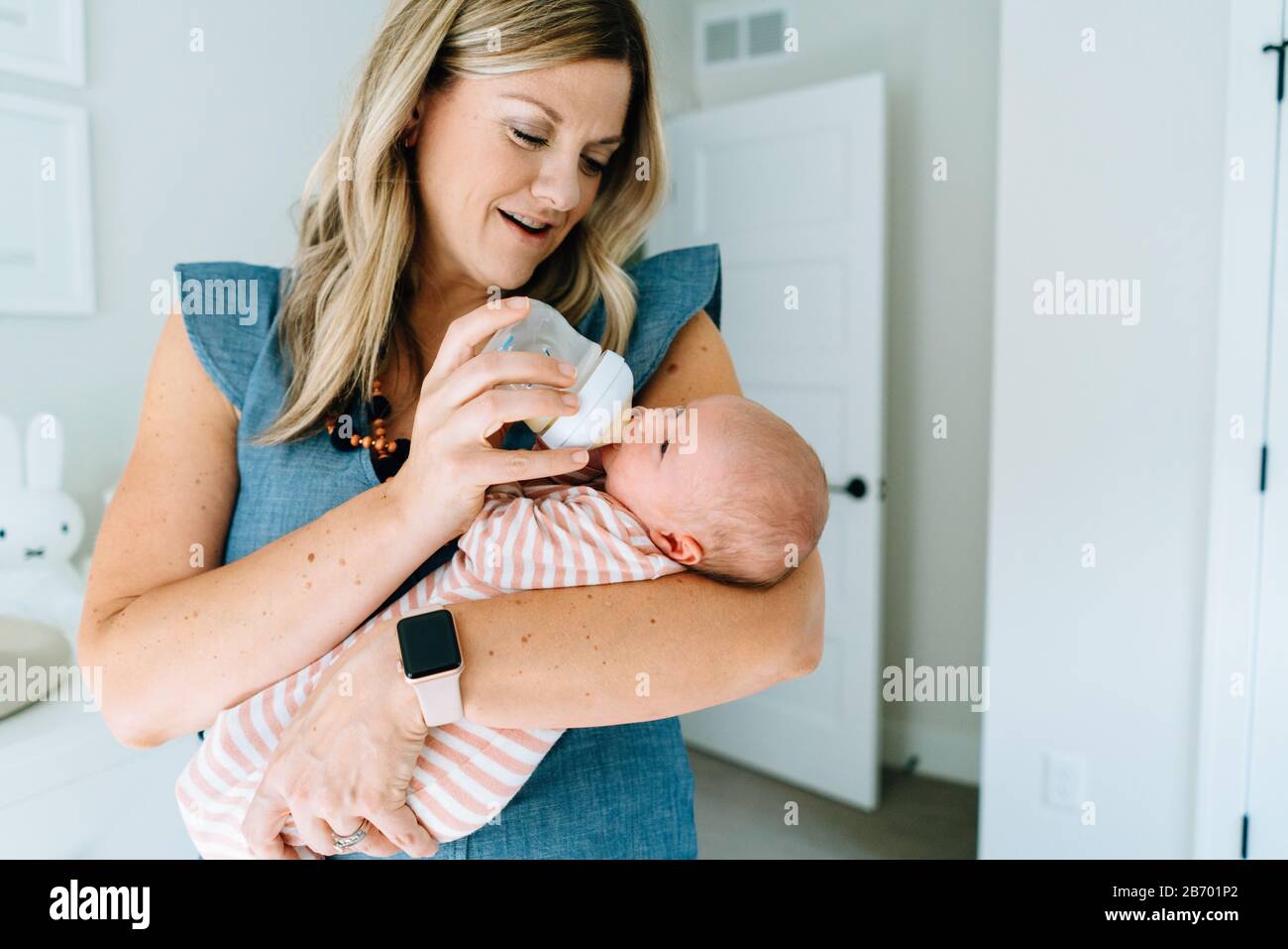 Ritratto di primo piano di un biberon madre che alimenta la sua bambina neonato Foto Stock