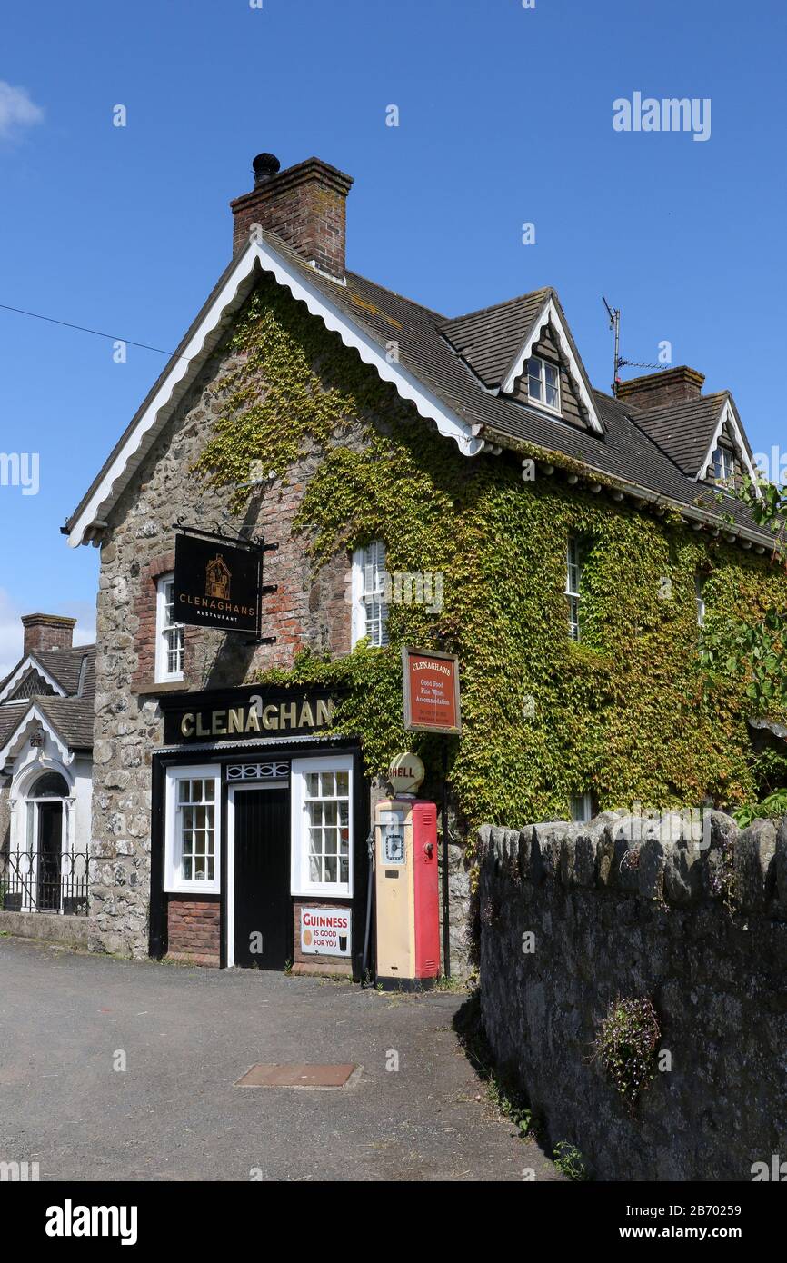 Country Restaurant Irlanda del Nord, vecchio negozio di fronte e pompa di benzina fuori dal Clenaghans ristorante con rivestimento in edera in una luminosa primavera giornata di sole. Foto Stock