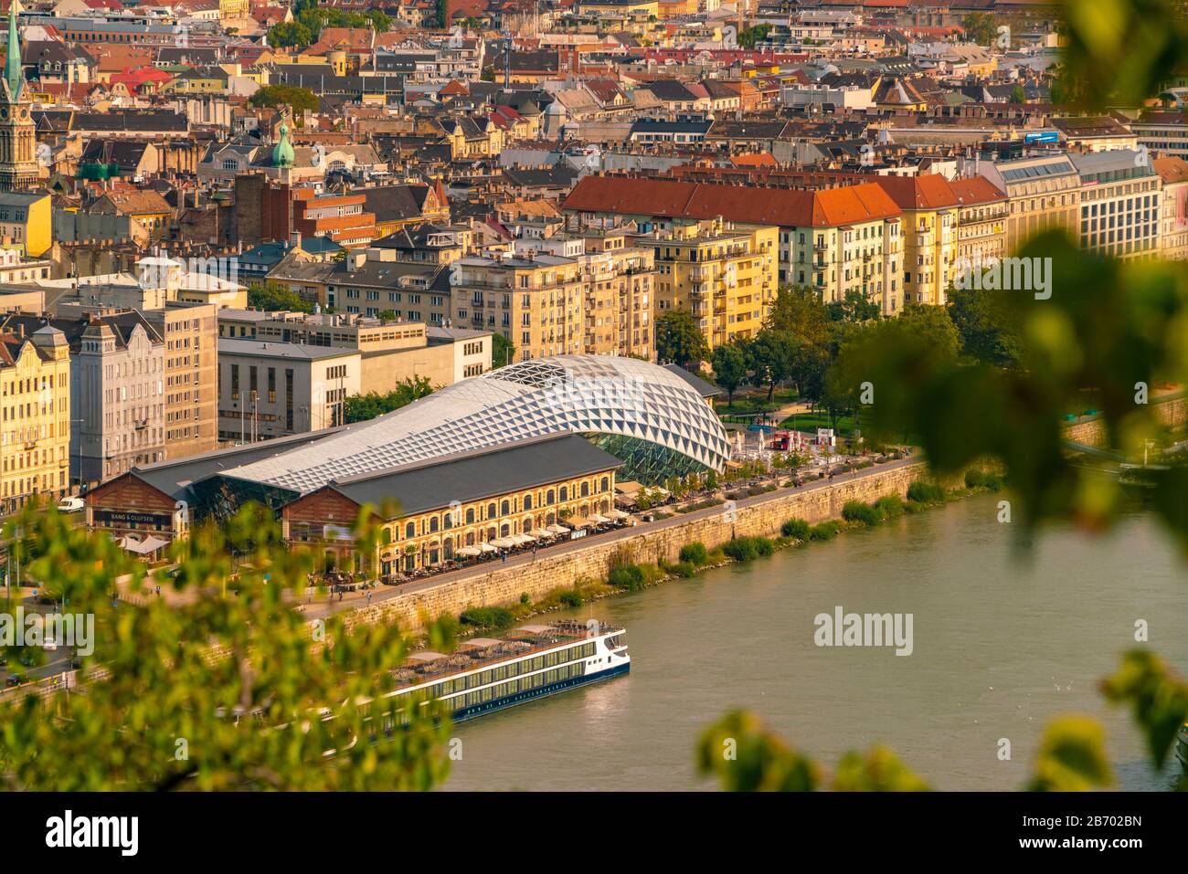 Nuova galleria di budapest a forma di balena vista dal castello di Buda Foto Stock