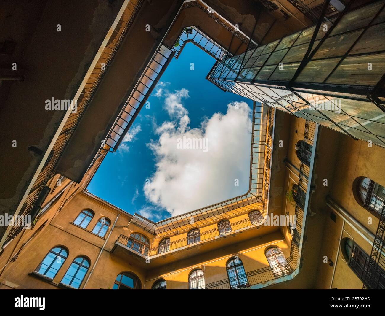 Vista su un cortile storico di Budapest verso il cielo Foto Stock