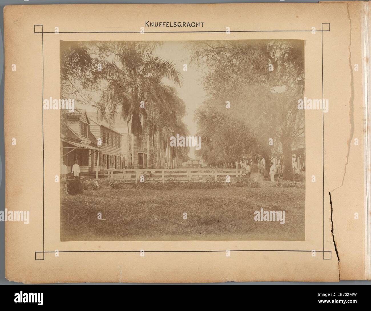 Knuffelsgracht (titel op object) Huizen aan de Knuffelsgracht a Paramaribo. Produttore : fotograaf: Julius Mullerfotograaf: C.J. ChapmanPlats manufacture: Suriname Dating: 1898 - 1902Techniek: Albuminedruk dimensioni: Foto: H 213 mm × b 261 mm × h 297 mm × b 437 mm Soggetto: Canali, acque (in città) Foto Stock