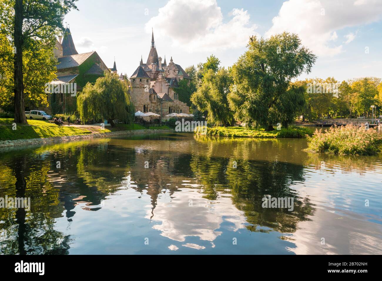 Castello Vajdahunyad con lungomare a Budapest in estate Foto Stock