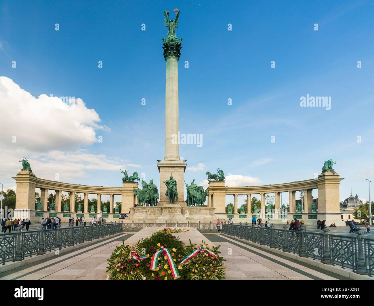 Il Monumento al Millenio a budapest con cielo blu e fiori Foto Stock