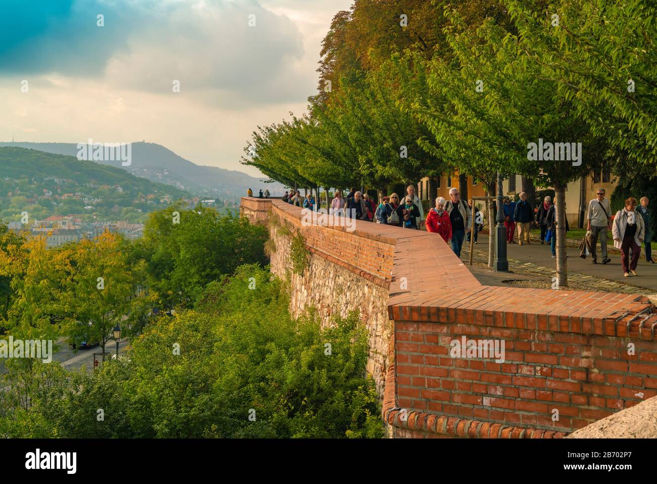 Turisti sulle colline del castello con vista su Buda a Budapest Foto Stock