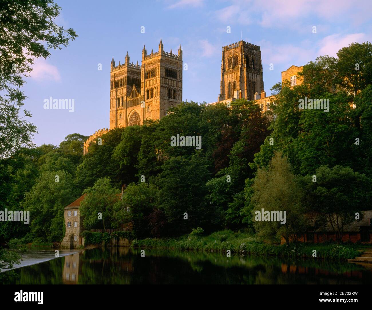 Durham Cattedrale di fronte ovest e torre centrale dalle rive del fiume Wear, Inghilterra Regno Unito. Durnham Cathedral, guardando a nord-est dalla zona di Elvet Banks Foto Stock