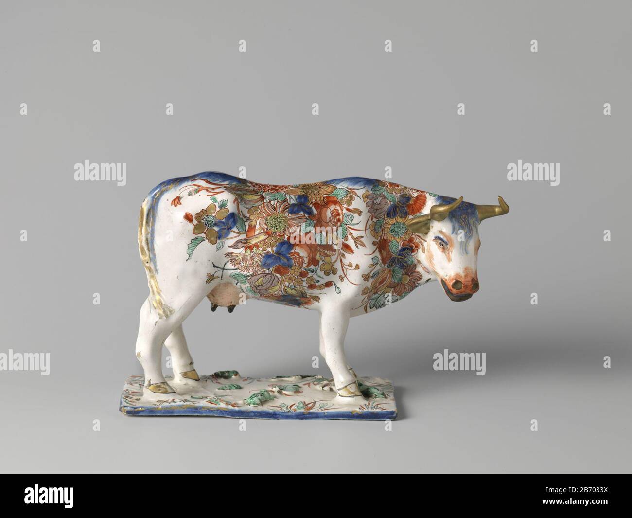 KOe van faïence, veelkleurig beschilderd incontrò bloemen. Produttore : plateelbakkerij: AnoniemPlaats fabbricante: Delft Dating: CA. 1725 - ca. 1740 Materiale: Faience dimensioni: H 15 cm. × b 24 cm. × d 8,5 cm. Foto Stock