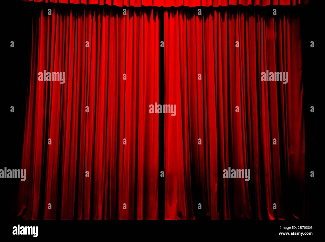 Il sipario del vecchio teatro ancora chiuso Foto Stock