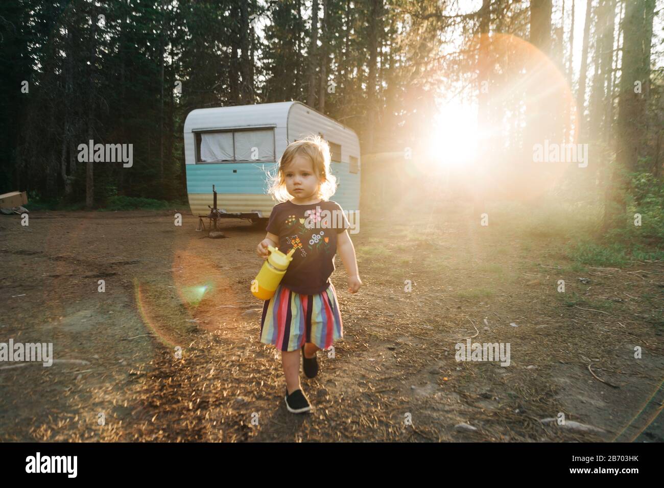 Un bambino cammina al tramonto in un campeggio vicino al Monte Hood, Oregon. Foto Stock