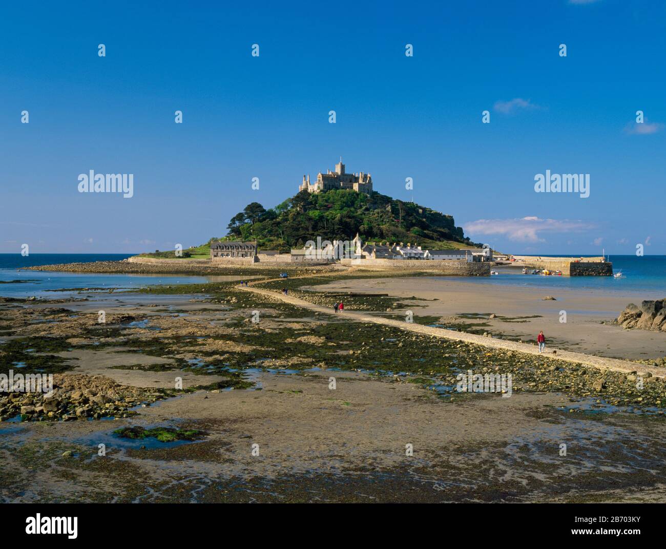 Monte di San Michele da Marazio la mattina presto lungo la strada sopraelevata con bassa marea. Foto Stock