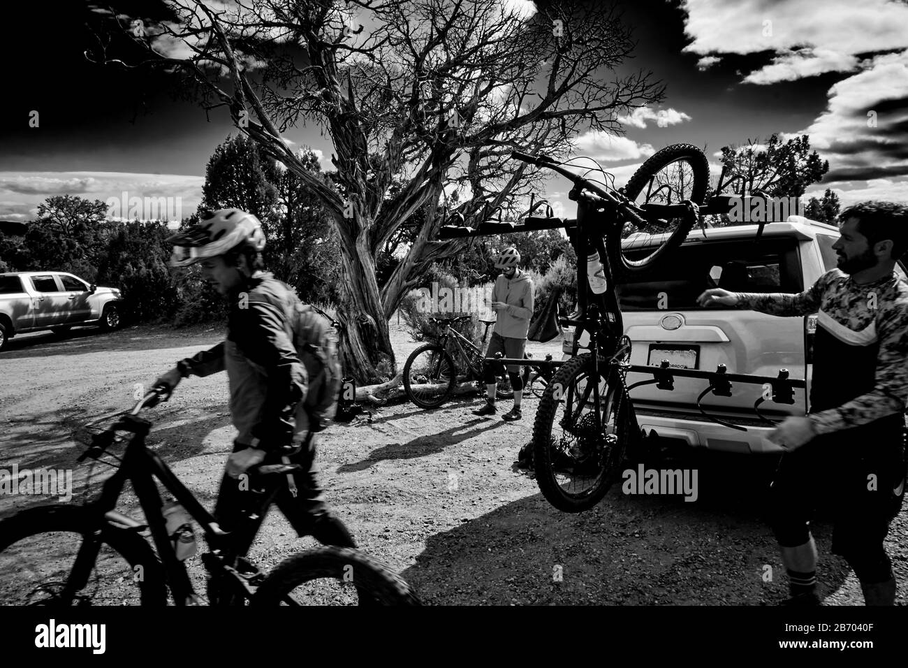 I ciclisti di montagna si preparano a fare un giro a Grand Junction, Colorado. Foto Stock