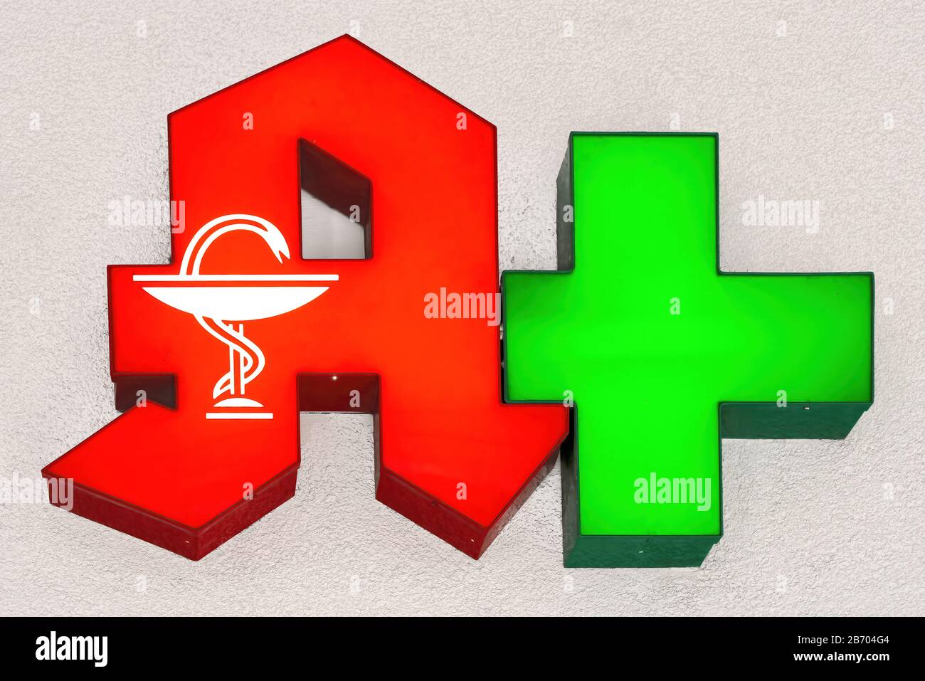 Francoforte, Germania, 03/01/2020: Logo della farmacia e croce verde su una facciata a Francoforte Foto Stock Francoforte, Germania, 03/01/2020: Logo della farmacia e croce verde su una facciata a Francoforte Foto Stock